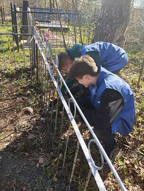 Волонтеры Победы Комсомольского района убрались на могилах участников Великой Отечественной войны
